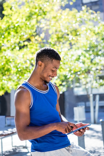 Sorrindo, atlético, homem, usando, tabuleta, computador