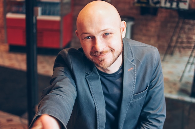 Sorrindo, atraente, adulto, sucedido, careca barbudo, homem terno, com, laptop, dar, aperto mão