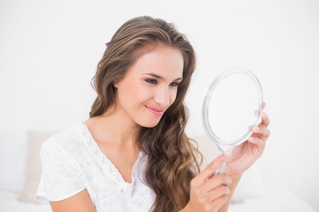 Foto sorrindo atraente morena olhando espelho