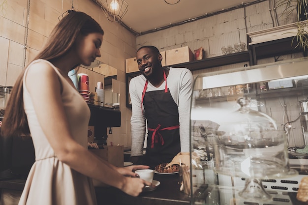 Sorrindo, barista, homem, dá, um, menina, dela, ordem