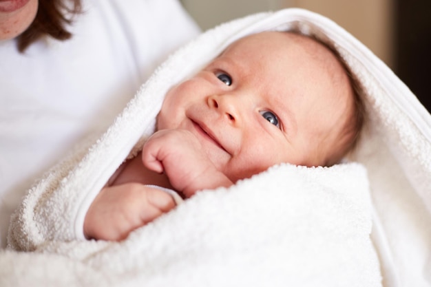 Sorrindo bebê recém-nascido de um mês de idade bebê sorridente