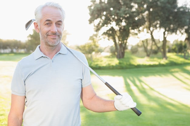 Sorrindo, bonito, golfer, olhando câmera