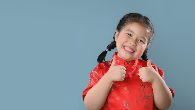Sorrindo bonitos meninas asiáticas no vestido tradicional chinês vermelho. Feliz ano novo chinês conceito.