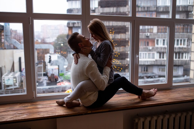 Sorrindo casal apaixonado dentro de casa