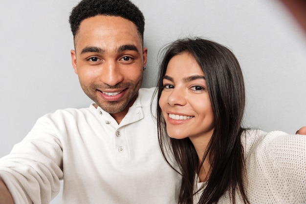 Sorrindo casal apaixonado faz selfie.