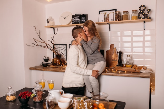 Foto sorrindo casal apaixonado na cozinha em casa