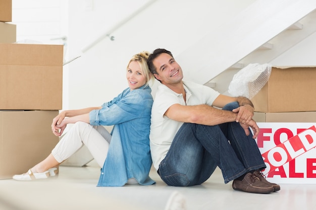 Sorrindo casal com caixas em uma nova casa