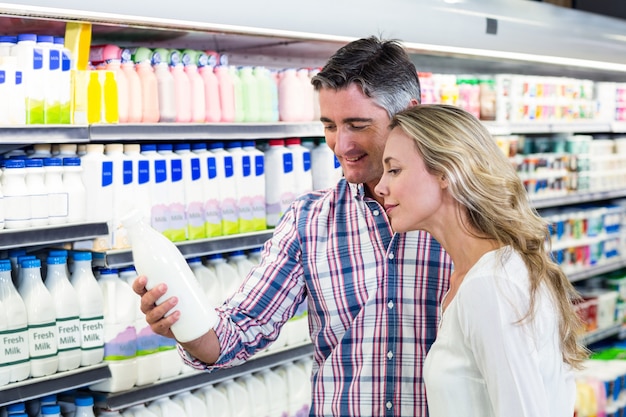 Sorrindo casal comprando leite