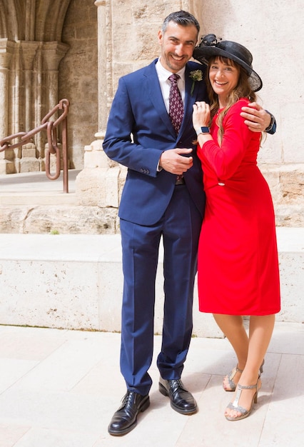 Sorrindo casal de meia idade elegantemente vestido para evento ou celebração