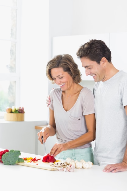 Sorrindo casal preparando legumes