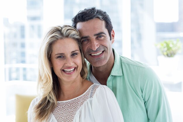 Sorrindo casal romântico em casa