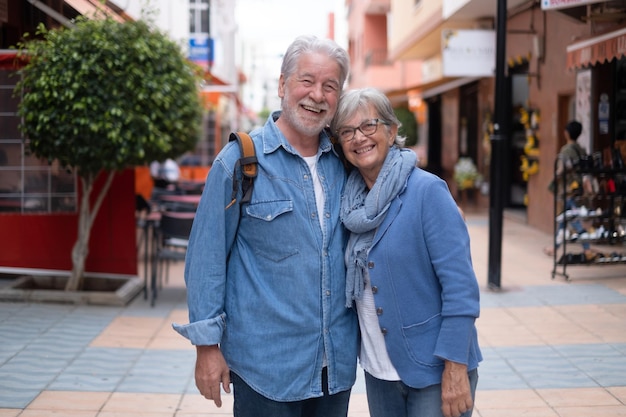 sorrindo casal sênior de turista andando na cidade duas pessoas desfrutando de férias de viagem de liberdade