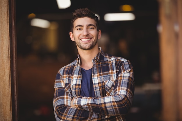 Sorrindo casual garçom com os braços cruzados