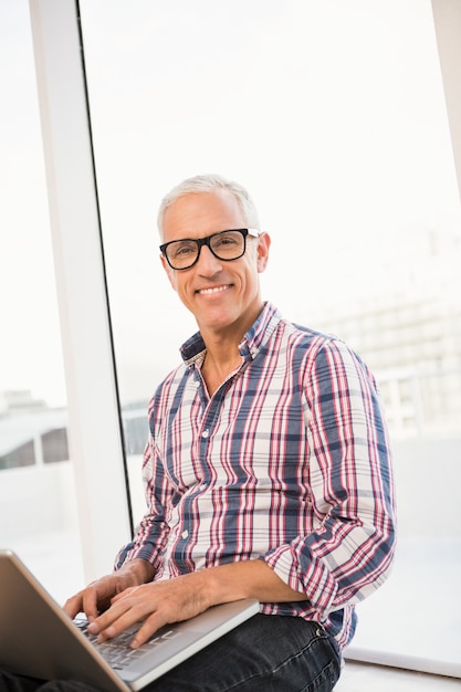 Sorrindo, casual, homem negócios, usando computador portátil