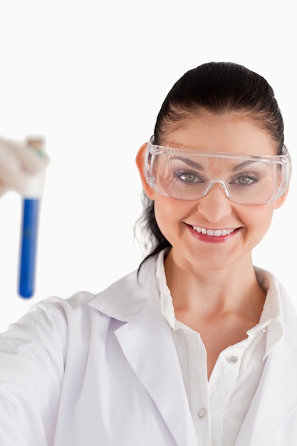 Foto sorrindo cientista olhando a câmera