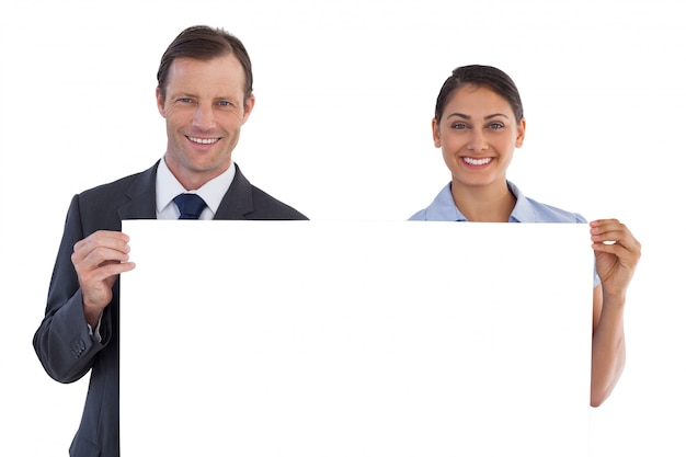 Sorrindo co trabalhadores segurando um espaço em branco da cópia