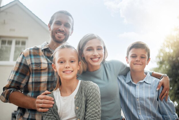 Sorrindo com nossos namorados Foto de uma família jovem passando algum tempo juntos ao ar livre