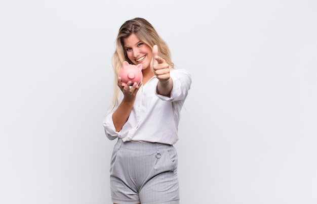 sorrindo com orgulho e confiança fazendo a pose número um triunfante, sentindo-se como um líder