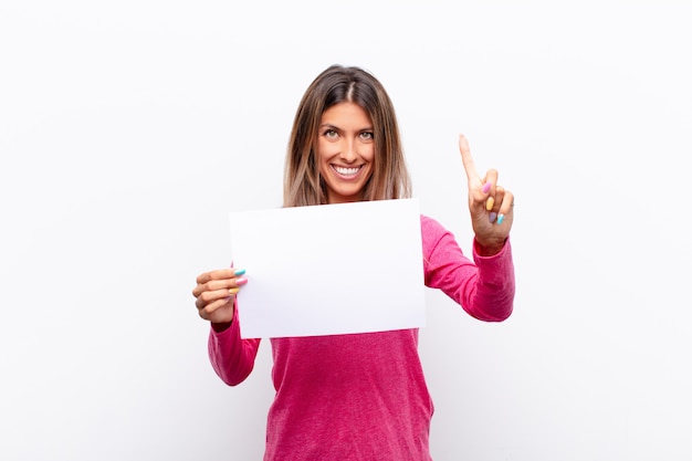 sorrindo com orgulho e confiança fazendo a pose número um triunfante, sentindo-se como um líder