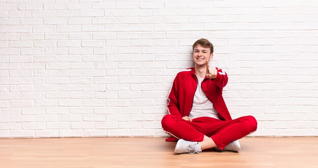 sorrindo com orgulho e confiança fazendo a pose número um triunfante, sentindo-se como um líder