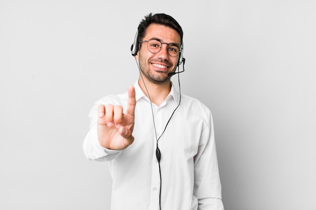 sorrindo com orgulho e confiança, tornando-se o número um