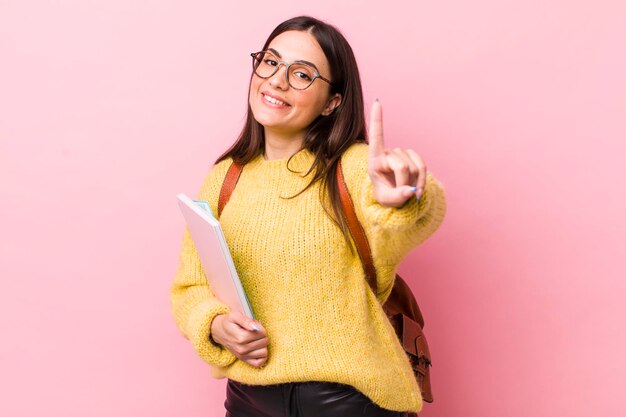 sorrindo com orgulho e confiança, tornando-se o número um