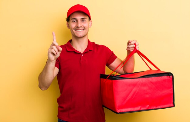 sorrindo com orgulho e confiança, tornando-se o número um