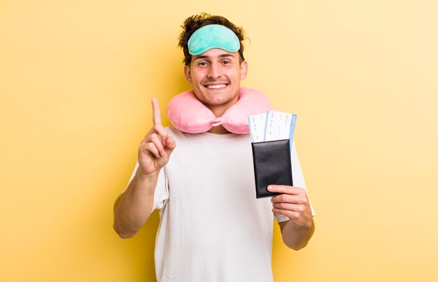 sorrindo com orgulho e confiança, tornando-se o número um