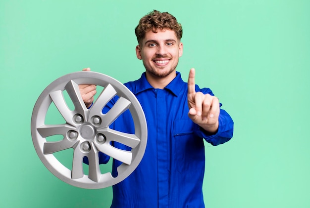 sorrindo com orgulho e confiança, tornando-se o número um