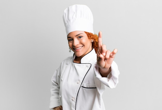 sorrindo com orgulho e confiança, tornando-se o número um