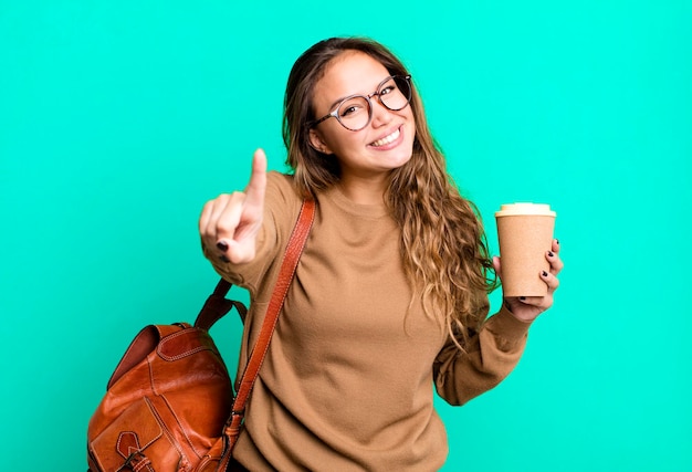 sorrindo com orgulho e confiança, tornando-se o número um