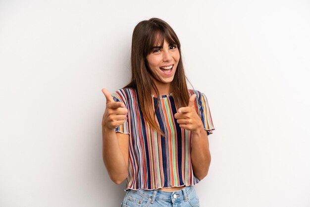 Sorrindo com uma atitude feliz e bem-sucedida positiva apontando para a câmera fazendo sinal de arma com as mãos