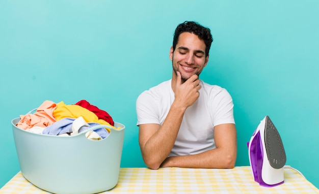 Foto sorrindo com uma expressão feliz e confiante com a mão no queixo