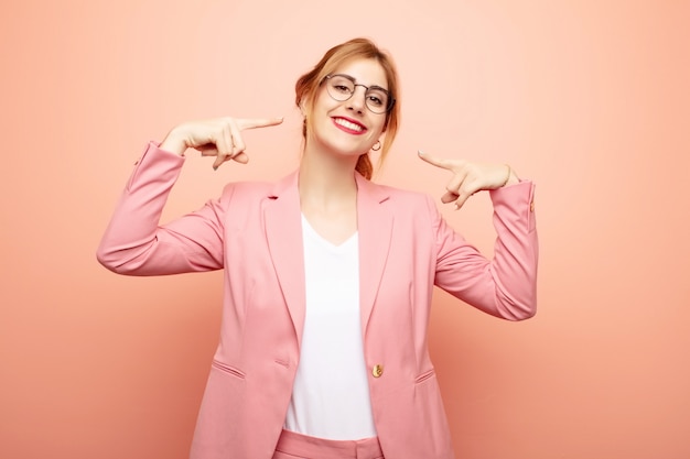 sorrindo confiante apontando para o próprio sorriso largo, atitude positiva, relaxada e satisfeita