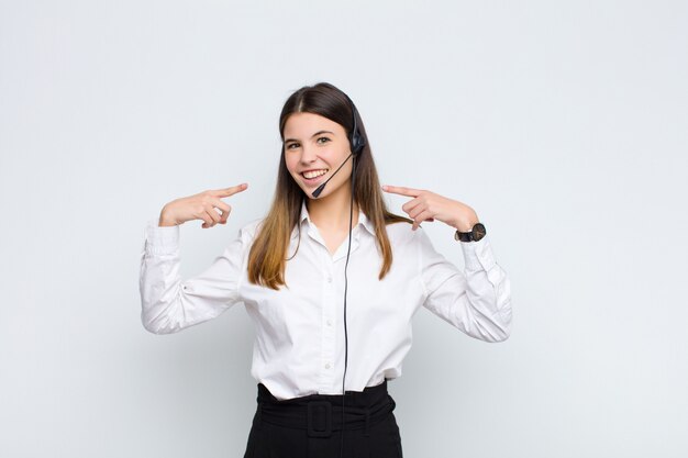 sorrindo confiante apontando para o próprio sorriso largo, atitude positiva, relaxada e satisfeita