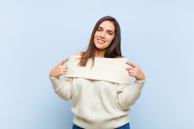 sorrindo confiante apontando para o próprio sorriso largo, atitude positiva, relaxada e satisfeita