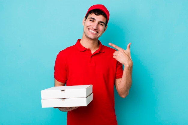 sorrindo confiante apontando para próprio sorriso largo