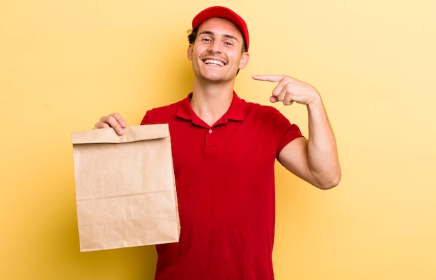 sorrindo confiante apontando para próprio sorriso largo