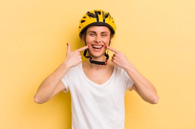 sorrindo confiante apontando para próprio sorriso largo