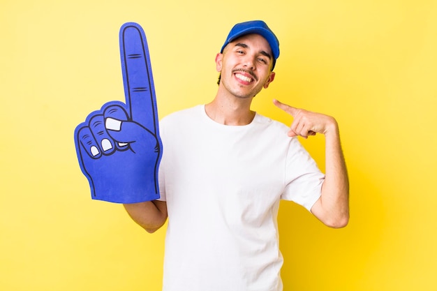 sorrindo confiante apontando para próprio sorriso largo