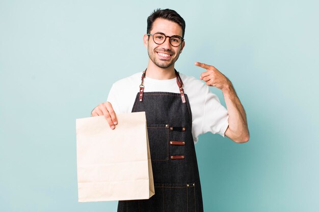 sorrindo confiante apontando para próprio sorriso largo