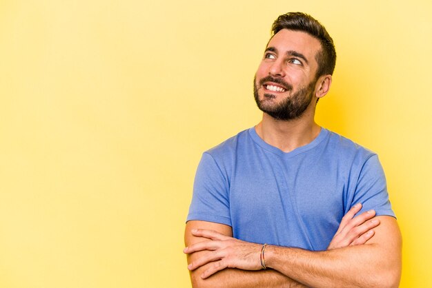 Sorrindo confiante com os braços cruzados