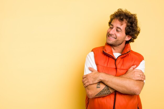 Sorrindo confiante com os braços cruzados