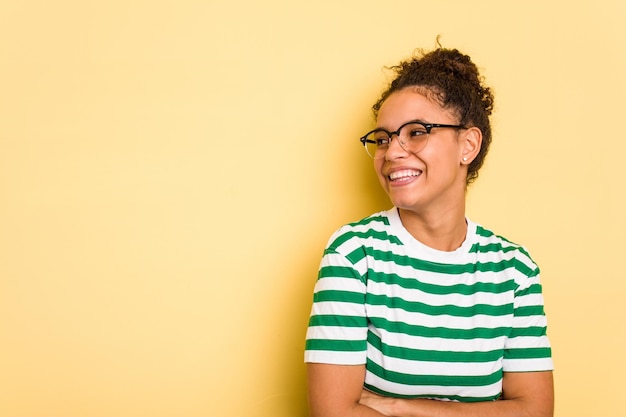 Sorrindo confiante com os braços cruzados