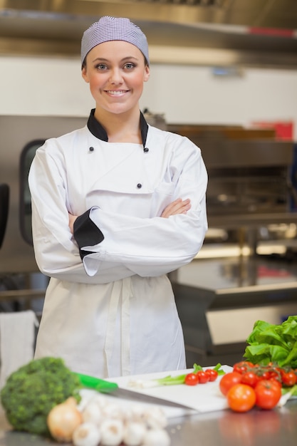 Sorrindo, cozinheiro, dobrando, dela, braços, ao lado, legumes