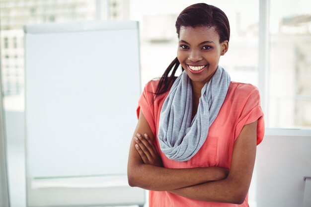 Sorrindo, criativo, executiva, por, dela, escrivaninha, em, casual, escritório