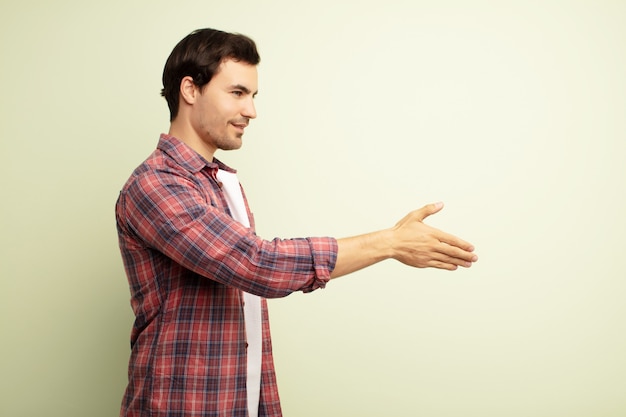 Foto sorrindo, cumprimentando-o e oferecendo um aperto de mão para fechar um negócio bem-sucedido, conceito de cooperação