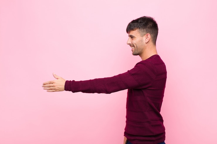 Foto sorrindo, cumprimentando-o e oferecendo um aperto de mão para fechar um negócio bem-sucedido