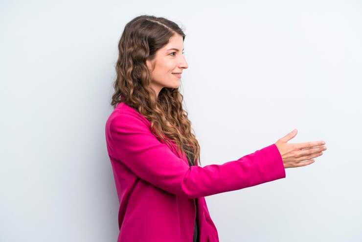Foto sorrindo cumprimentando você e oferecendo um aperto de mão para fechar um conceito de cooperação de negócios bem-sucedido