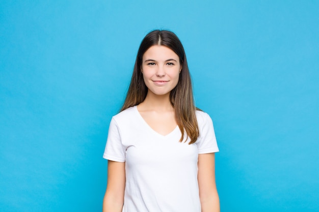 sorrindo de forma positiva e confiante, parecendo satisfeito, amigável e feliz